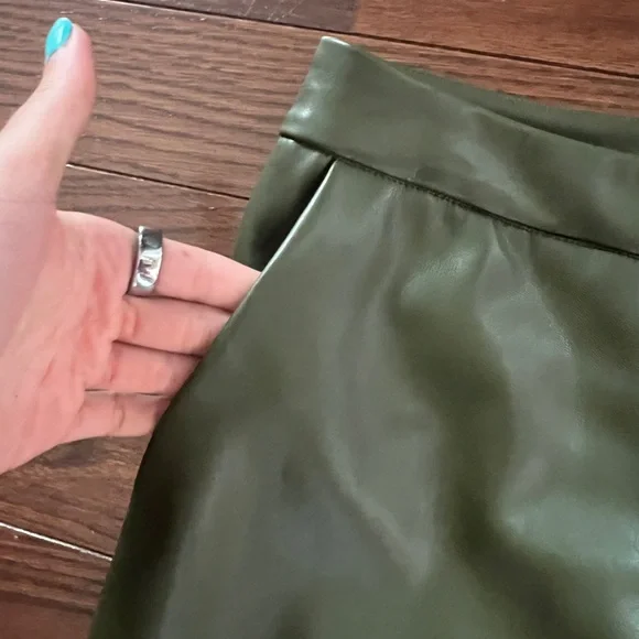 ELODIE Olive Green Straight Leg Classic Leather Pants NWT Size Medium - Picture 7 of 8